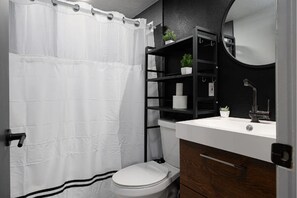 Secadora de cabello, toallas, jabón, papel de baño 