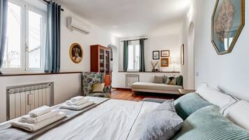 1 camera, una scrivania, ferro/asse da stiro, culla da viaggio