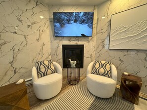 Smart TV, chimenea y monitor de computadora 