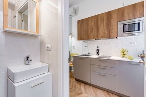 Køleskab, mikrobølgeovn, ovn, kogeplade