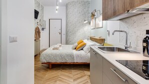 Un dormitorio moderno con cama, mesita de noche y armario empotrado.