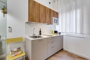 Kylskåp, mikrovågsugn, ugn och spishäll