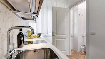 KĂŒhlschrank, Mikrowelle, Ofen, Herdplatte