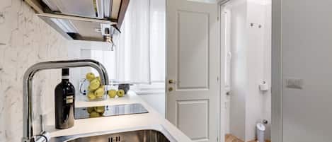 Kühlschrank, Mikrowelle, Ofen, Herdplatte