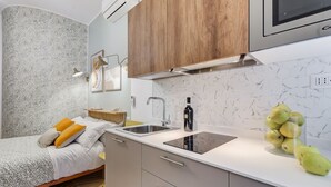 Cocina compacta con estufa integrada, un lavabo y una encimera.