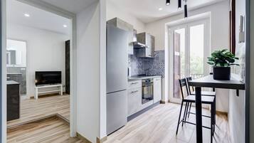 Jääkaappi, mikroaaltouuni, uuni, liesi