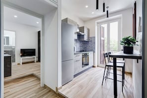 Køleskab, mikrobølgeovn, ovn, kogeplade