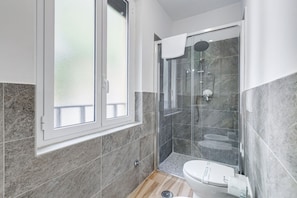 Dusche, Haartrockner, Bidet, Handtücher