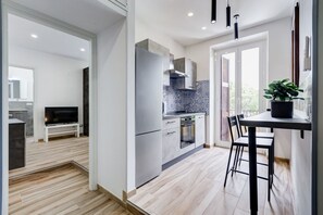 Fridge, microwave, oven, stovetop - BDC - Domus Flavia Apt (Roma)