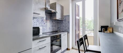 Kühlschrank, Mikrowelle, Ofen, Herdplatte