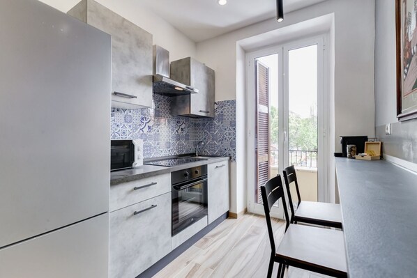 Køleskab, mikrobølgeovn, ovn, kogeplade