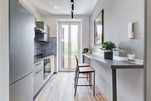 Fridge, microwave, oven, stovetop - BDC - Domus Flavia Apt (Roma)