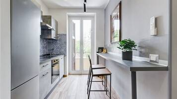 Réfrigérateur, micro-ondes, four, plaque de cuisson