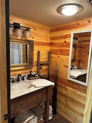 Hair dryer, towels, soap, shampoo - Fun 3-bedroom cabin Close to Keystone, Hill City, Rushmore, Pactola & ATV Trails (Rapid City)