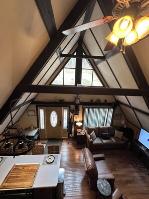 Smart TV, fireplace, DVD player, books - Fun 3-bedroom cabin Close to Keystone, Hill City, Rushmore, Pactola & ATV Trails (Rapid City)