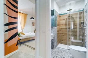 Douche, sèche-cheveux, bidet, serviettes fournies