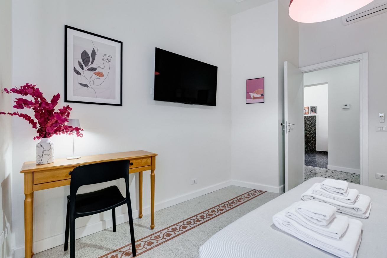 3 chambres, bureau, fer et planche à repasser, lit de bébé portatif