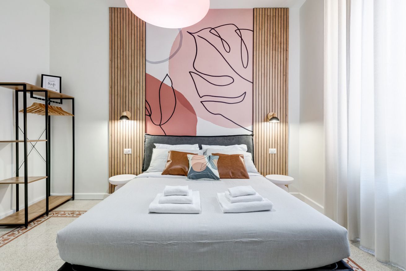 3 chambres, bureau, fer et planche à repasser, lit de bébé portatif