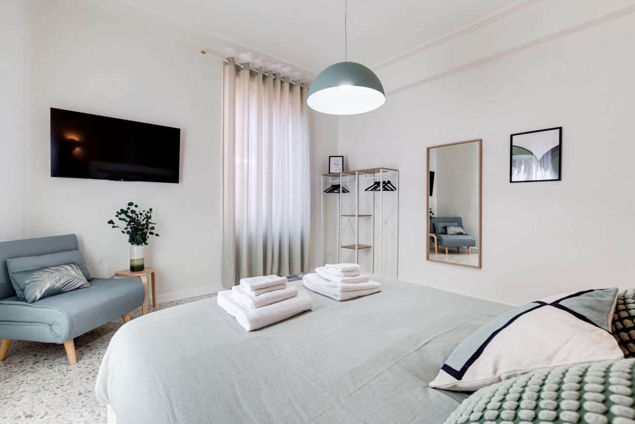 3 habitaciones, escritorio y tabla de planchar con plancha 