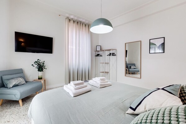 3 soverom, skrivebord, strykejern/-brett og reiseseng for barn