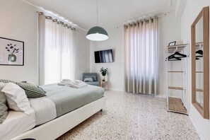 3 bedrooms, desk, iron/ironing board, travel cot - BDC - Termini Dreaming 3-BDR (Roma)