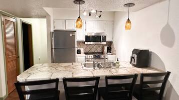 Een koelkast, een magnetron, een oven, een kookplaat