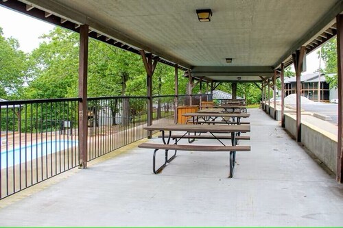 Hilltop WALK-IN Condo with Massage Chair Close to SDC