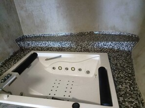 Een bubbelbad, een haardroger, een bidet, handdoeken