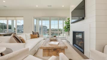 Smart TV, fireplace, stereo