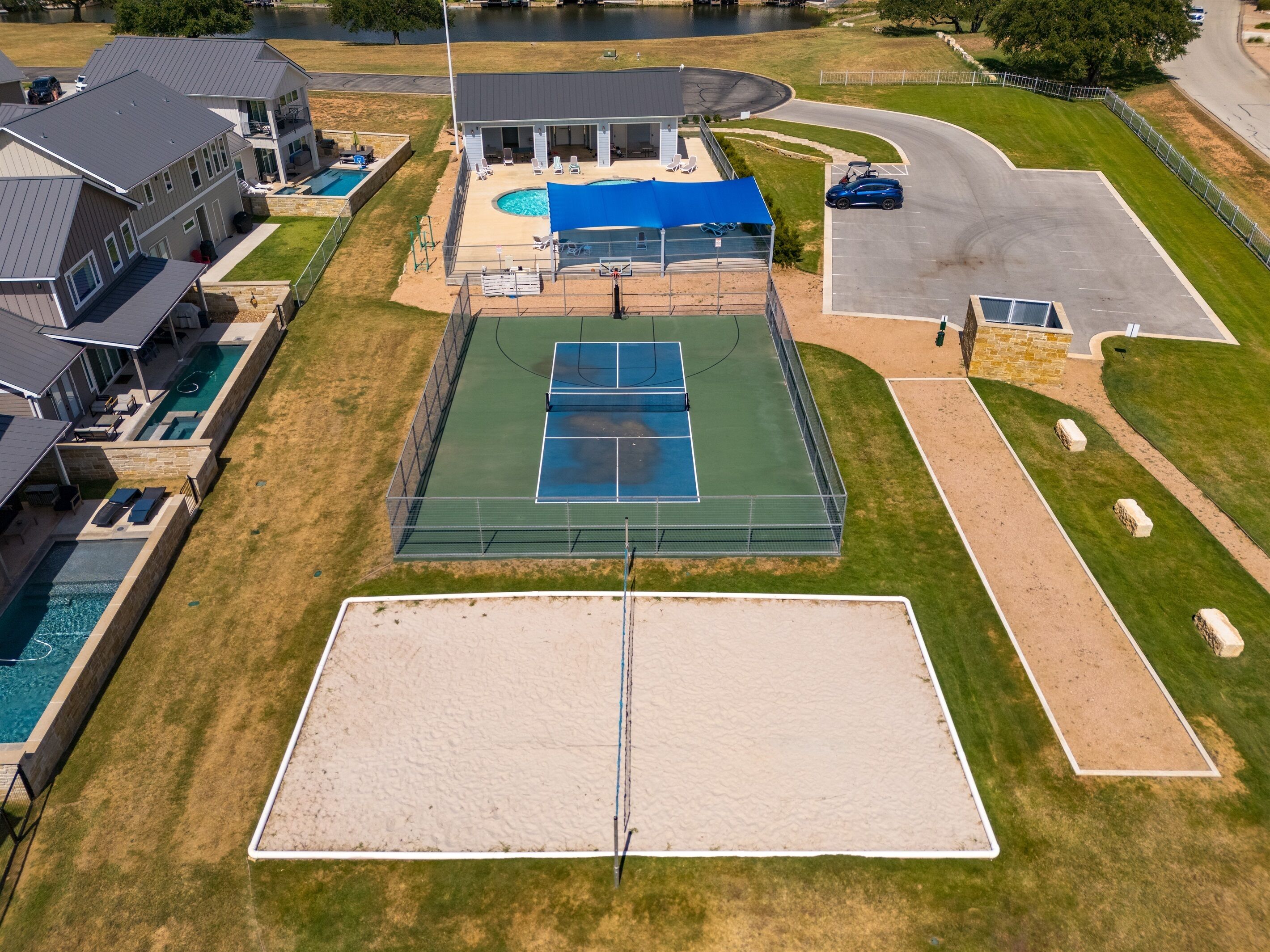 Zona residencial amb pista de tennis, piscina i zona de pati coberta.