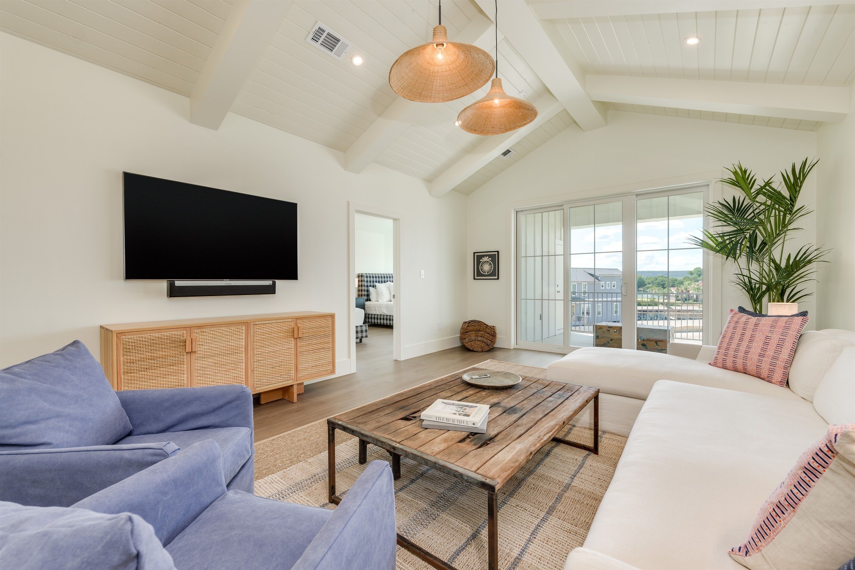 Smart TV, fireplace, stereo