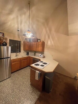 Fridge, microwave, oven, stovetop - Ski in/out condo with three queens (Eden)