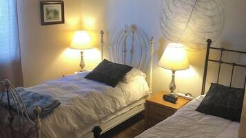 2 bedrooms, iron/ironing board, free WiFi, bed sheets