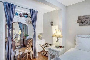 1 habitación, escritorio, tabla de planchar con plancha y wifi 