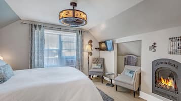 Une chambre à coucher avec un lit, une chaise, une cheminée et une fenêtre.