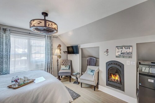 Gorgeous Suite at the Downtown Floradora House