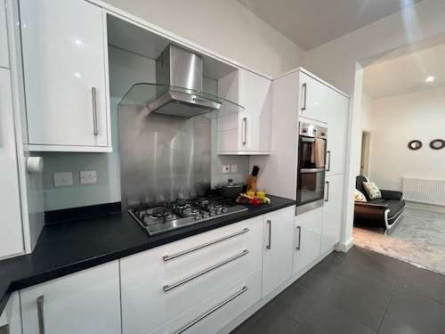 GLENCOTTAGE BUNGALOW, COMFORTABLE LEICESTER STAY• FREE PARKING • LE3