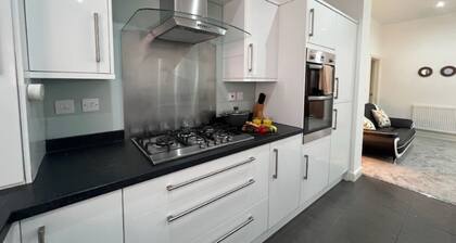 GLENCOTTAGE BUNGALOW, COMFORTABLE LEICESTER STAY• FREE PARKING • LE3