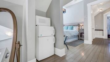 1 bedroom, desk, iron/ironing board, WiFi