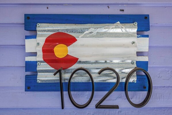 Uma placa fixada na parede com um emblema vermelho e amarelo e o ano '1020' em números grandes.