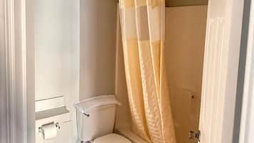 Kombinasi shower/bathtub, handuk, sabun, dan sampo