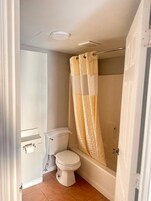 淋浴/盆浴组合、毛巾、肥皂、洗发水