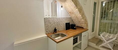 Een koelkast, een microgolfoven, een kookplaat