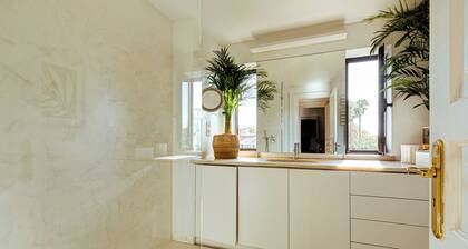 Suite in apartment with garden and communal pool, close to beach and restaurants