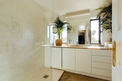 Suite in apartment with garden and communal pool, close to beach and restaurants