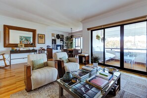 Living area - Suite in apartment with garden and communal pool, close to beach and restaurants (Estoril)