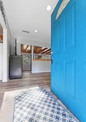 Interior - A cozy cottage in Sequoia area! (Three Rivers)