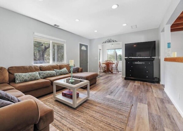 Smart TV - A cozy cottage in Sequoia area! (Three Rivers)