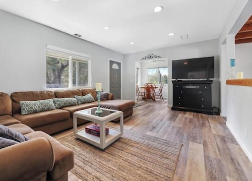 A cozy cottage in Sequoia area!