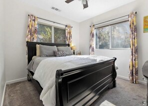 2 bedrooms, travel cot, WiFi, bed sheets - A cozy cottage in Sequoia area! (Three Rivers)